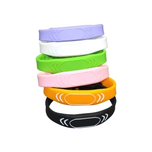 Usa ka koleksyon sa RFID Festival Wrist Bands sa usa ka han-ay sa mga kolor sama sa purpura, puti, berde, pink, kahel, ug itom. Ang matag wristband adunay usa ka makuti nga rectangular nga disenyo nga elemento sa ibabaw niini.