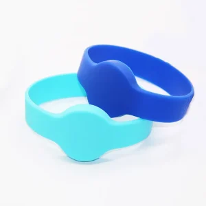 Duo IMPERVIUS RFID Bracelets, alterum caeruleum alterum caeruleum, albo background ordinatur imbricatis.