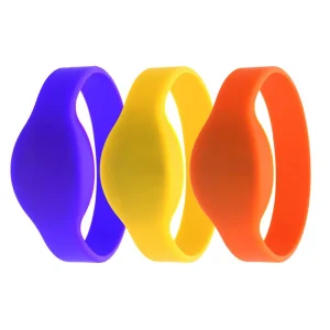 Peb Silicone Bracelets Mifare tso tawm ib sab. Los ntawm sab laug mus rau sab xis, cov xim yog xiav, daj, thiab txiv kab ntxwv - zoo meej rau kev ntxiv cov xim ntawm koj cov khoom.