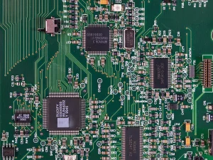 Prope conspectum tabulae ambitus viridis impressi, variis circuitionibus integratis ornata, resistors, capacitors ", et alia electronic components, showcasing progressiones in connectivity as detailed in "Emerging trends in RFID Technology effingens Future of Connectivity.