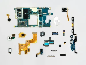 Disassembled quis felis components, ut circa tabulas, cameras, ac varios connexiones qui principia et applicationes illustrantes in "Intellectus RFID Technologiae Principia et Applicatio".," extenduntur in superficie alba.