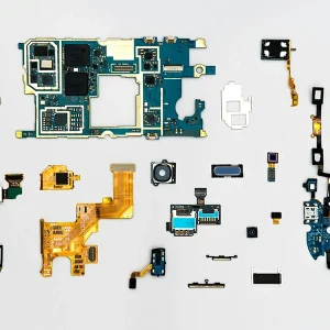 Cumpunenti di smartphone disassemblati, cum'è circuit boards, camere, è diversi connettori chì illustranu i principii è l'applicazioni coperti in "Capisce i principii è l'applicazioni di a tecnulugia RFID," sò spargugliati nantu à una superficia bianca.