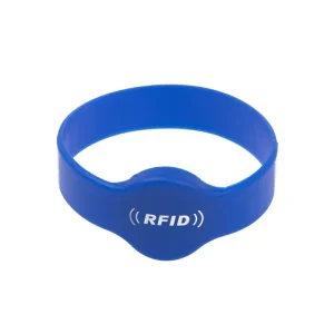 Una pulsera NFC personalizada azul con un área central redonda que muestra el texto "RFID" junto con un icono de señal.