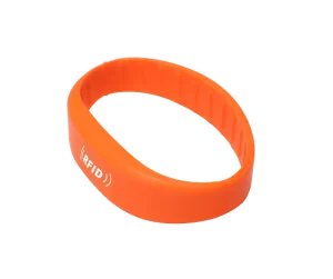 Pulseira RFID personalizada com design elegante em laranja e etiqueta eletrônica integrada.