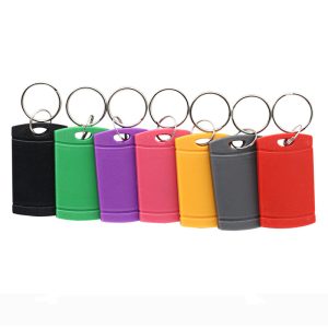 A row octo Custom RFID Key Fobs, available in nigrum, viridis, purpura, pink, rubrum, flavum, griseo, et orange finiatur, disposita iuxta. Singulis clavis fols features anulum argenteum affixum summo.