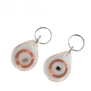 Duo diaphana teardrop informibus keychains, inter habitationi in mifare 1k clavem fob (1) electronic components et featuring metallum clavis anulum affixa.