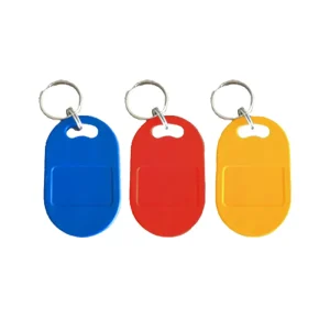 Երեք mifare keyfobs (1) կապույտով, կարմիր, և դեղին, յուրաքանչյուրը օվալաձև ձևով և մետաղական բանալիով ամրացված.