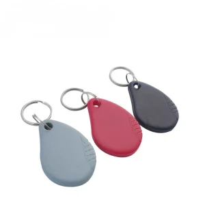 Tres mifare ultralight key fobs in caeruleo, rubrum, nigrumque cum argento keyring in albo background. Quaelibet fob clavis instructa technologia Mifare Ultralight ad securitatem auctam.