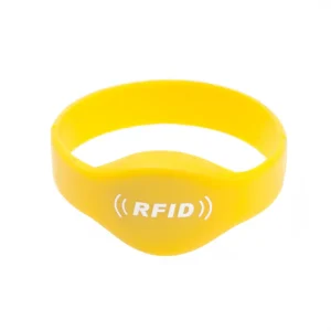 Žltý náramok Mifare s bielym „RFID" text a ikona signálu, vyrobené z materiálu podobného gume v kruhovom dizajne.