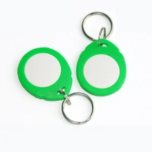 Twee groene plastic Multi RFID Keyfobs (1) met ronde metalen middelpunten en aangehechte sleutelhangers op een witte achtergrond.