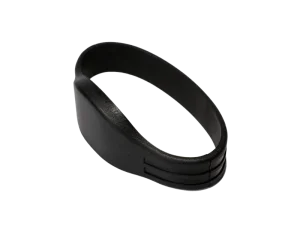 A pulseira NFC para eventos é preta, objeto de plástico de formato oval com topo curvo e fundo plano.