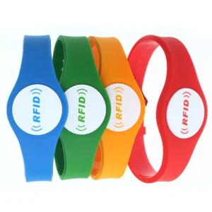 Una fila presenta cuatro pulseras RFID programables, cada uno en colores vibrantes: azul, verde, amarillo, y rojo.