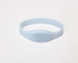 Helblua silikona braceleto sur simpla blanka fono, etikedita kiel unu el la novigaj Programeblaj RFID-Braceletoj.