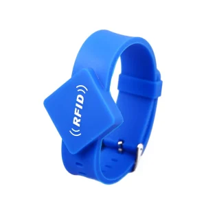 Braccialetti di prossimità in blu, cun un tag RFID rettangulare, sò pensati per u cuntrollu di l'accessu o scopi d'identificazione.