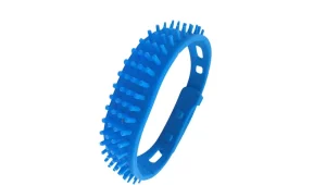 Silicone Pet Grooming txhuam hauv xiav nrog luv bristles thiab lub pluaj adjustable qhia txog tib yam khoom siv tes ua zoo li Fujian RFID Solution's RFID Access Control Wristbands.