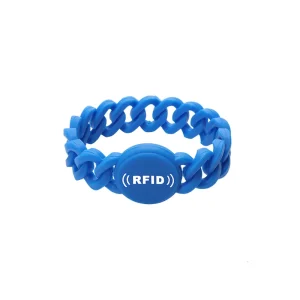 Una pulsera RFID azul para hoteles, mostrando un diseño de eslabones de cadena y una sección circular con "RFID" mostrado en texto blanco.