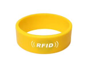 Bendi ya manjano ya RFID Hotel Wristband iliyo na alama nyeupe ya RFID na maandishi yaliyochapishwa juu yake.