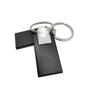 Detail strieborného kovového kľúča s značkou Keychain RFID (3) v čiernom a obdĺžnikovom tvare pripevnenom.