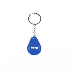 An RFID Silicone Keyfob in caeruleum, attachiatus ad metallum clavis anulum et catenam, separatim in albo background.