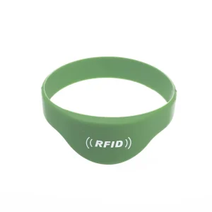 Apresentando a pulseira RFID em festivais de música: uma pulseira verde com um microchip integrado, adornado com "RFID" texto e um ícone de sinal na frente – perfeito para experiências perfeitas em festivais de música.