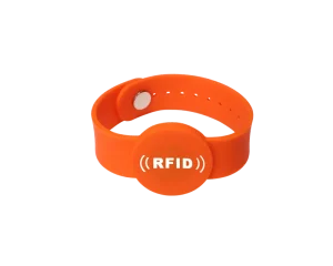 充滿活力的橙色 RFID 腕帶，具有圓形中心部分，展示“RFID" 白色文字, 非常適合 RFID 腕帶解決方案.