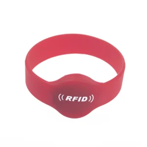 Et RFID Event-armbånd i rødt er vist frem, med en sentral merkelapp prydet med teksten "RFID" og to buede linjer som symboliserer trådløs tilkobling.