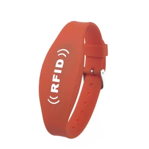 Product Description: UHF RFID Wristband featuring xim txiv kab ntxwv, adjustable pluaj, thiab hlau clasp. Cov ntawv "RFID" yog luam tawm dawb rau ntawm qhov chaw.