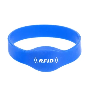 Et blått UHF RFID-armbånd viser en hvit "RFID" tekst og et radiosignalikon på forsiden.