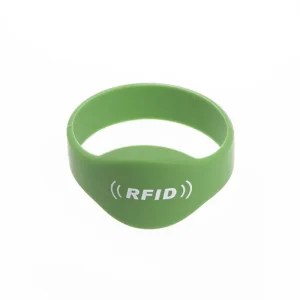 Il controllo dell'accesso tramite cinturino da polso, caratterizzato da un design verde con "RFID".' stampato in bianco sul davanti, offre una gestione degli accessi semplice su un semplice sfondo bianco.